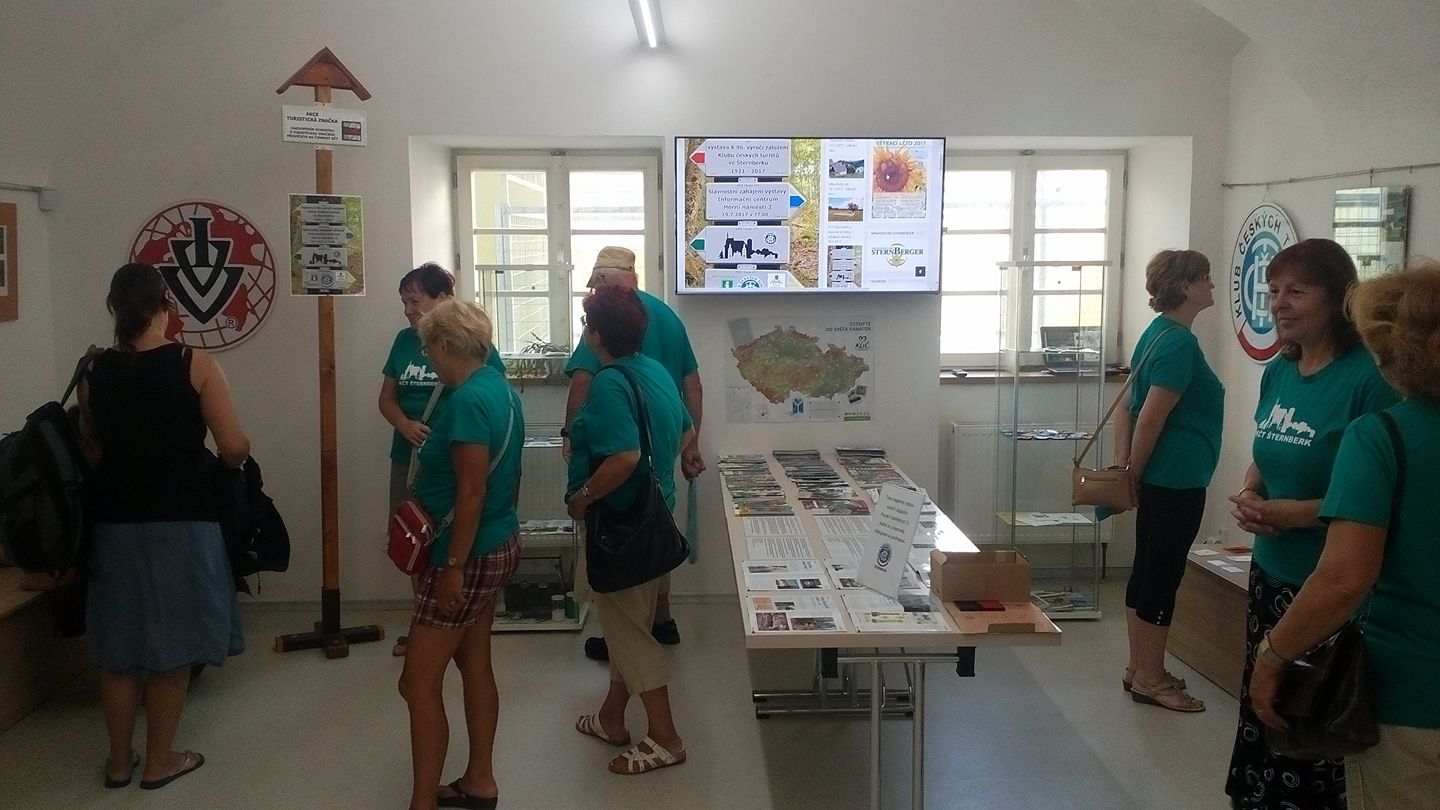 Vernisáž odstartovala výstavu k historii turistiky ve Šternberku a výpravě postarších vozidel na Slovensko